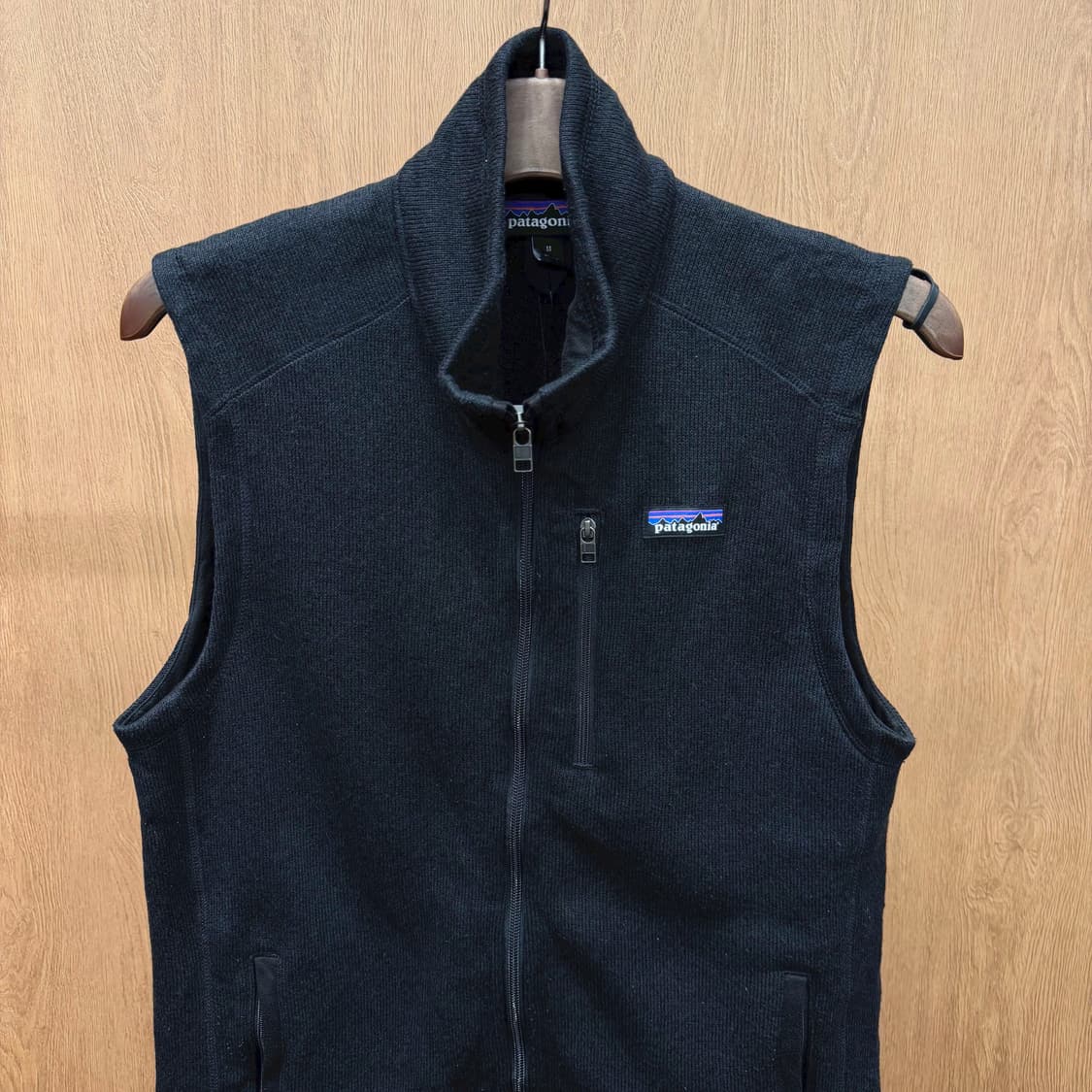 파타고니아 하이넥 플리스 집업 베스트 로고 패치 지퍼 포켓 디테일 블랙 상품이미지4