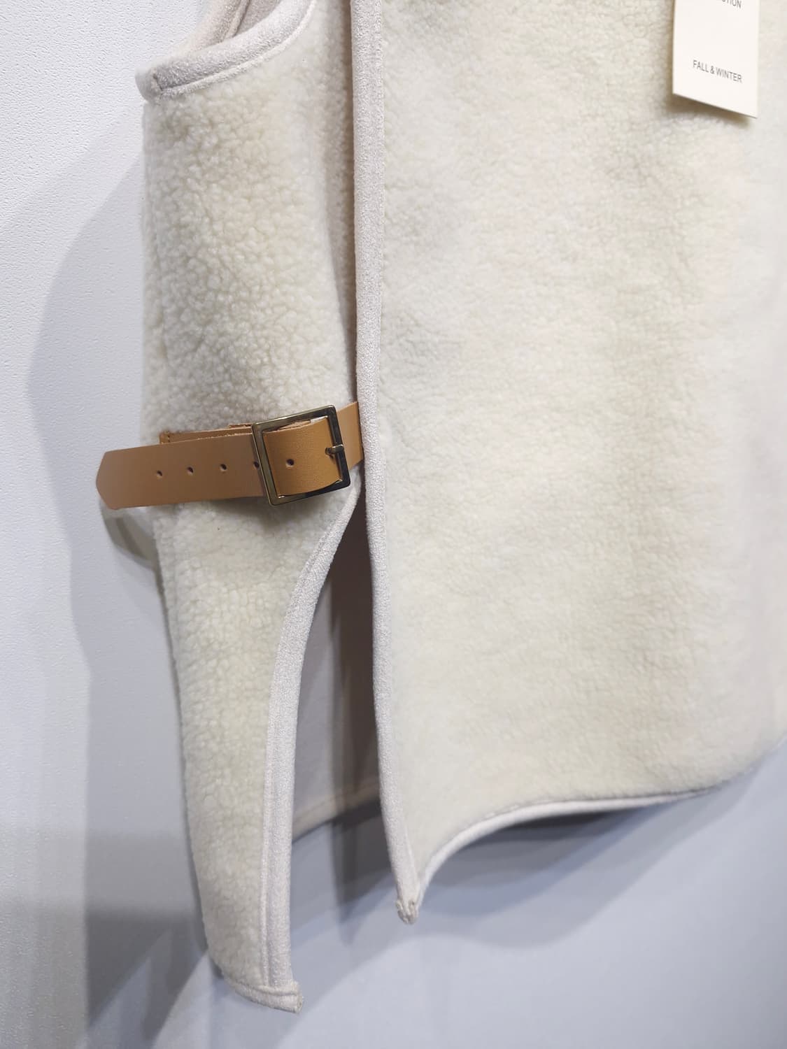 [새상품]WE ARE 위아 무스탕 조끼 상품이미지4