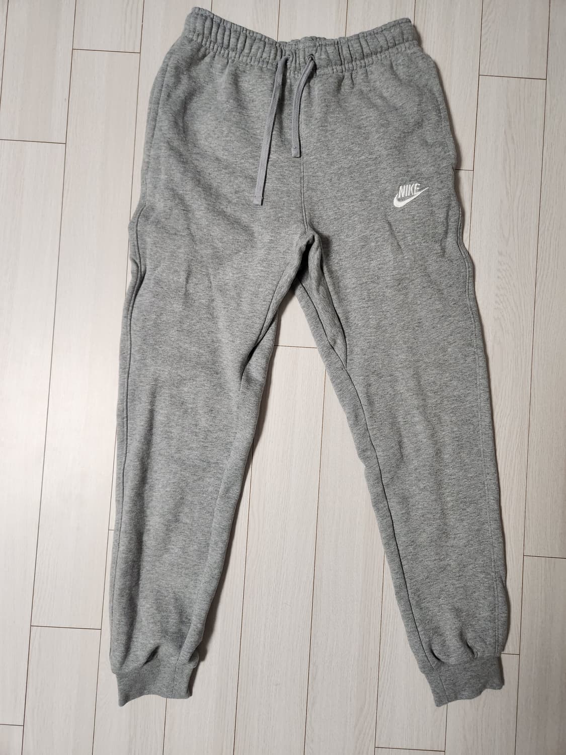 나이키 클럽 플리스 기모 조거팬츠 s

오염 하자 없이 깨끗해요^^

세 상품이미지1