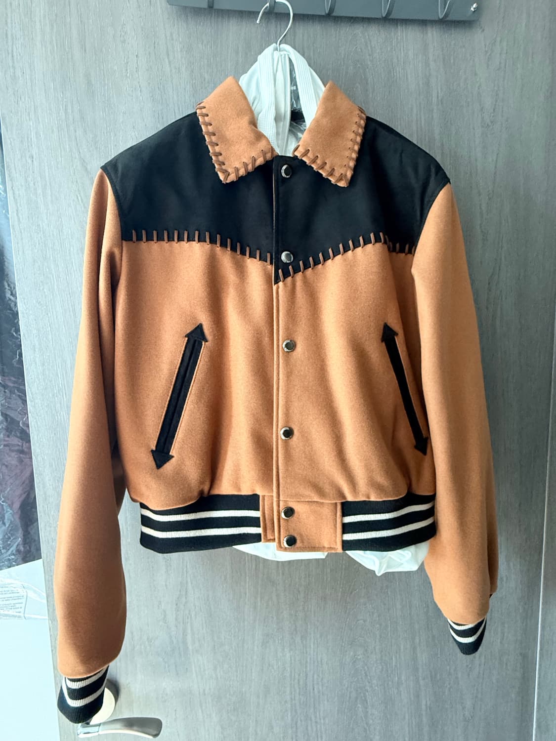 앤더슨벨 우먼 마고 웨스턴 바시티 자켓 브라운 상품이미지3