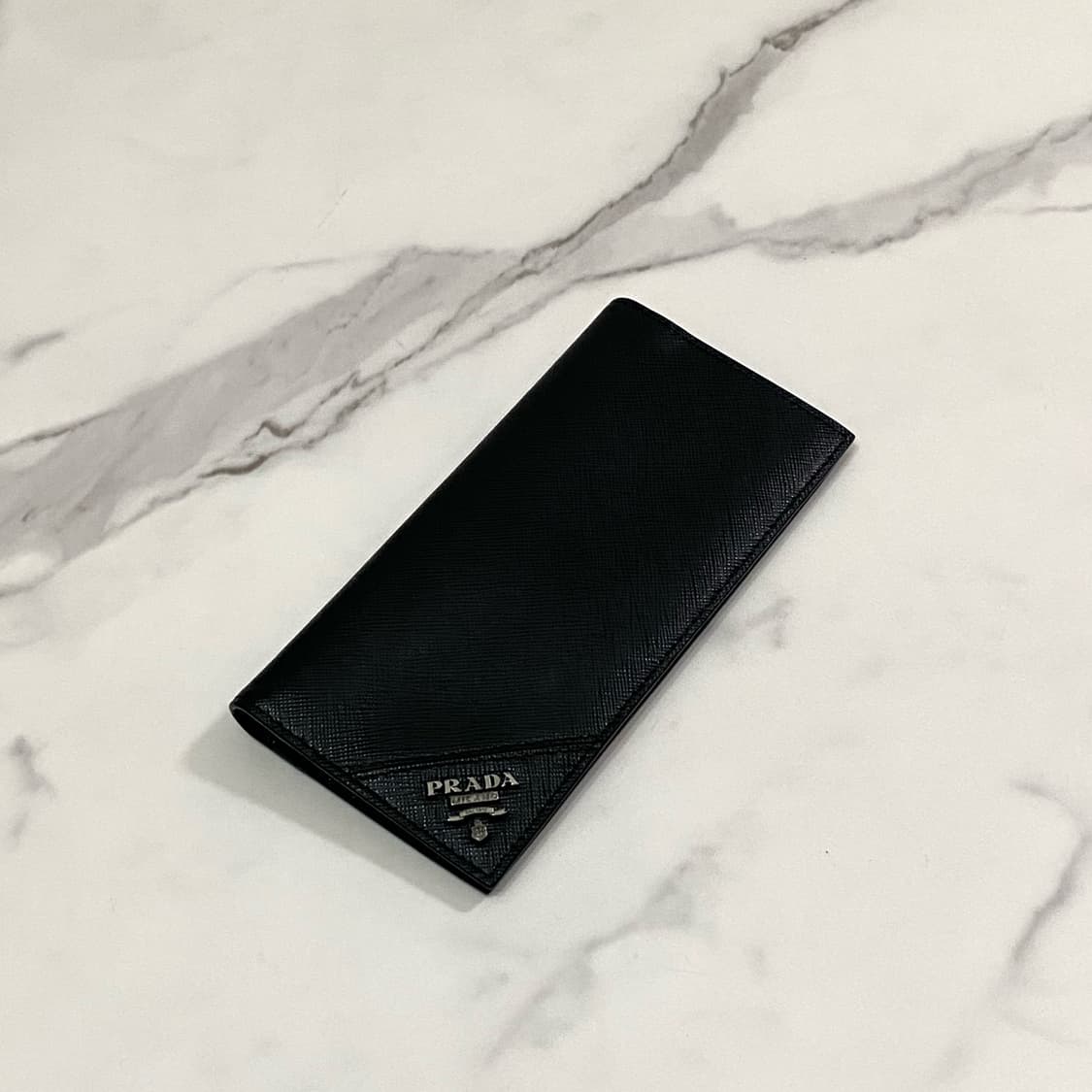 프라다 사피아노 레더 메탈로고 장지갑 블랙 2MV836 상품이미지1