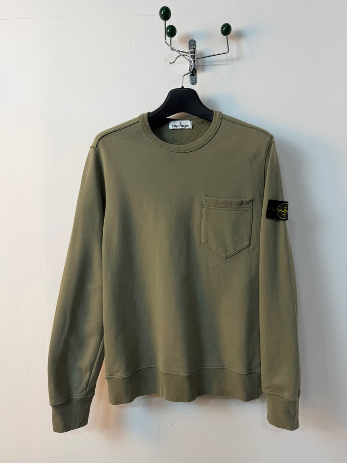 스톤 아일랜드 원포켓 와펜 맨투맨 상품이미지1