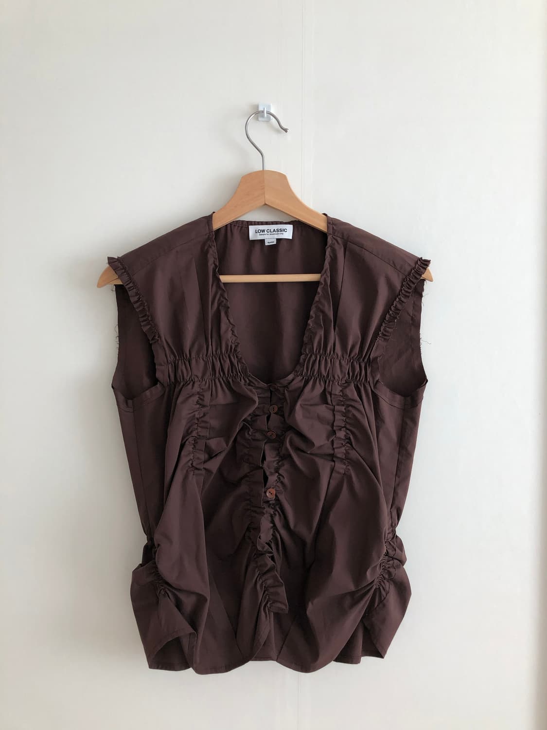 로우클래식 슬리브리스 블라우스 브라운 상품이미지1