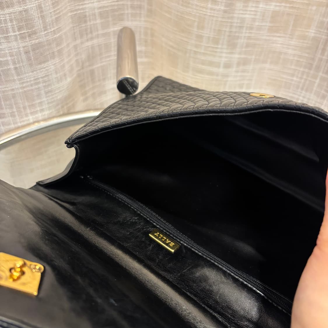 정품 발리 램스킨 탑핸들백     상품이미지9