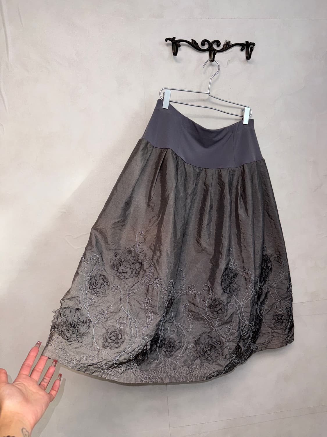 Charcoal satin flower embroidered skirt 상품이미지3