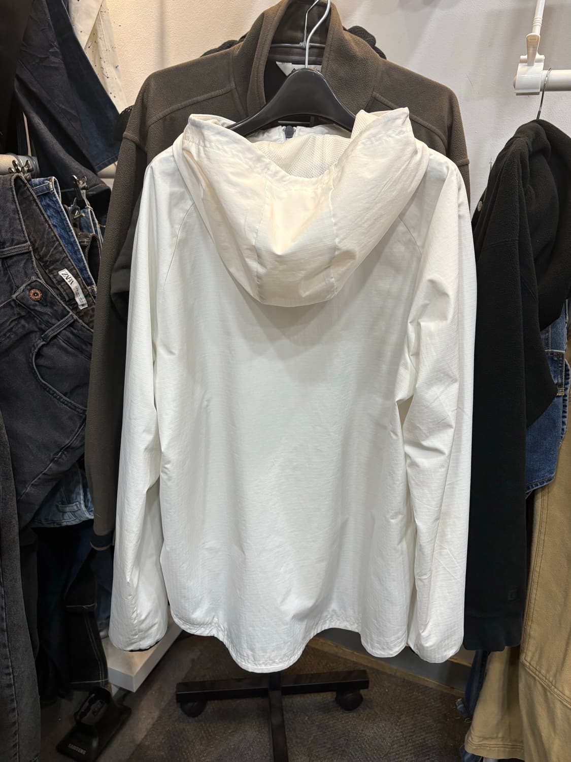 언더아머 화이트 바람막이 L사이즈 상품이미지4