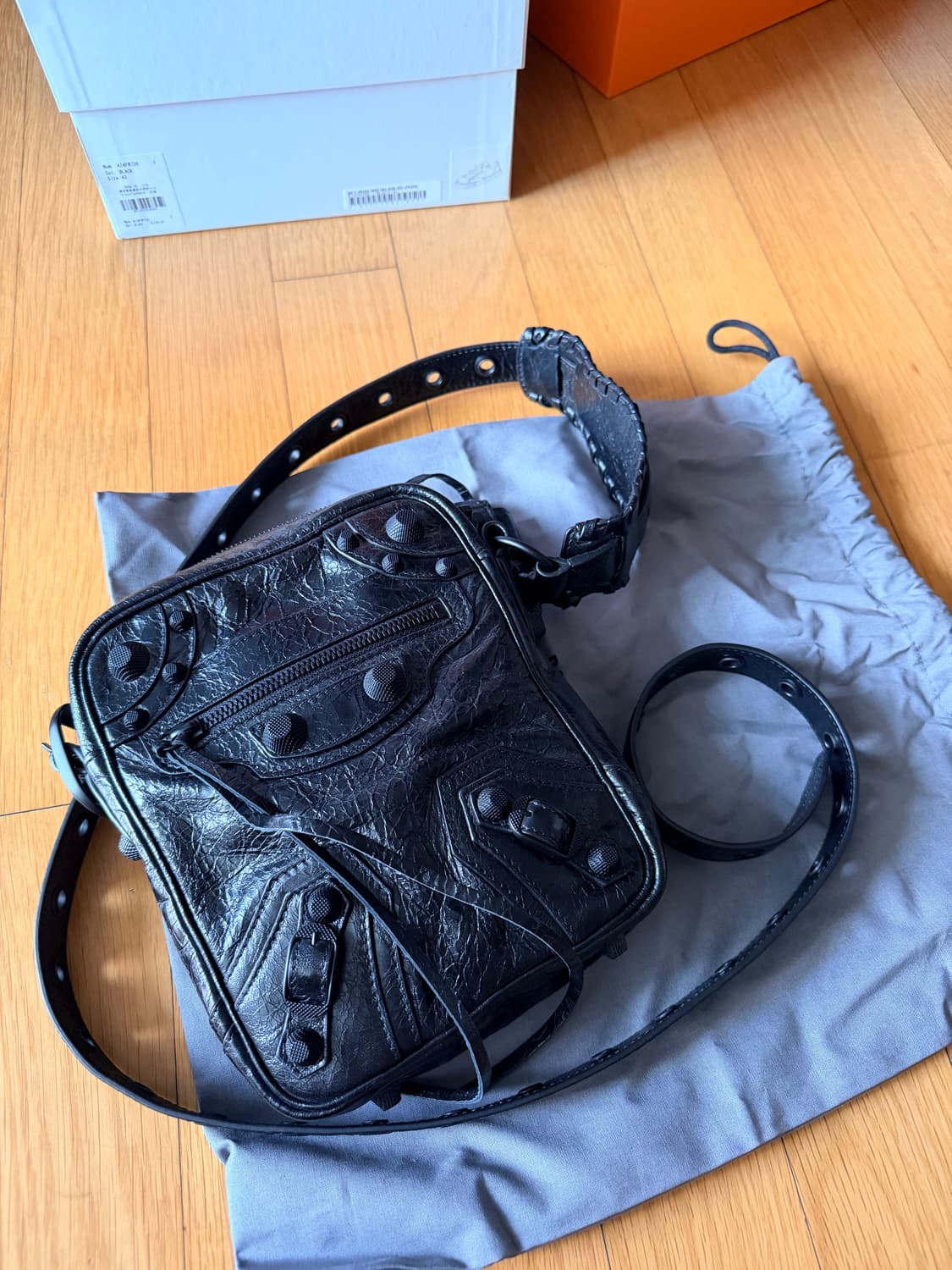 발렌시아가 르카골 크로스백 올블랙 상품이미지3