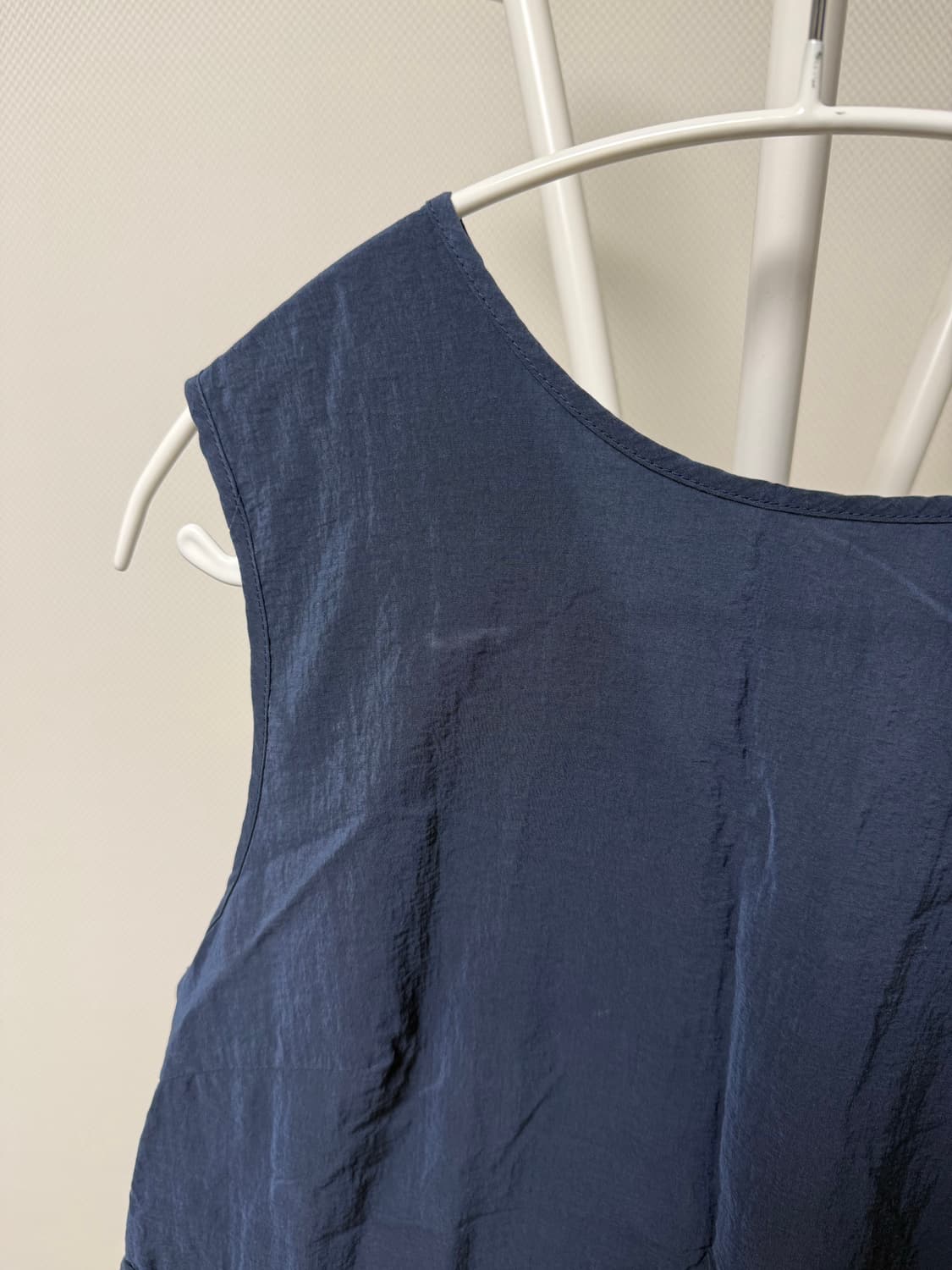 코스모스 블라우스 AIRY STRAP SLEEVELESS (NAVY) 상품이미지6