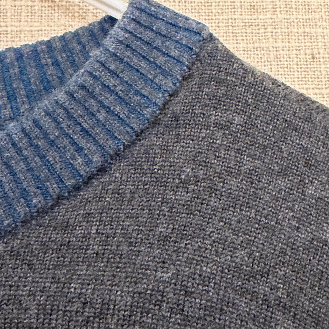 DKNY 메리노울 실크 캐시미어 블렌드 배색 크롭 니트 다크그레이 상품이미지3