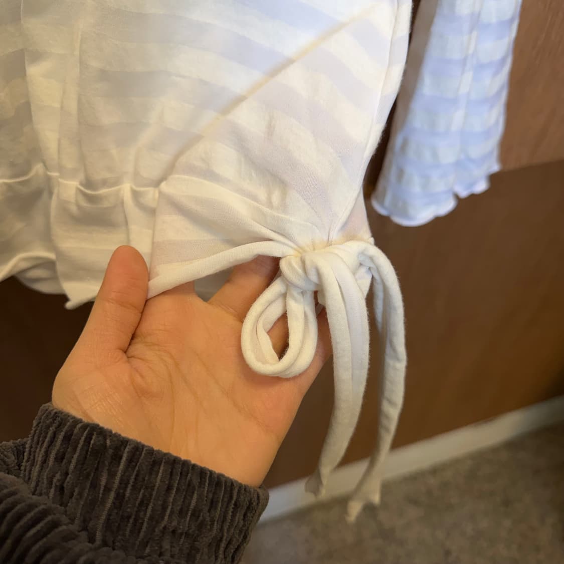 빈티지 브이넥 롱슬리브 티셔츠 스트라이프 패턴 스트링 타이 디테일 화이트 상품이미지5