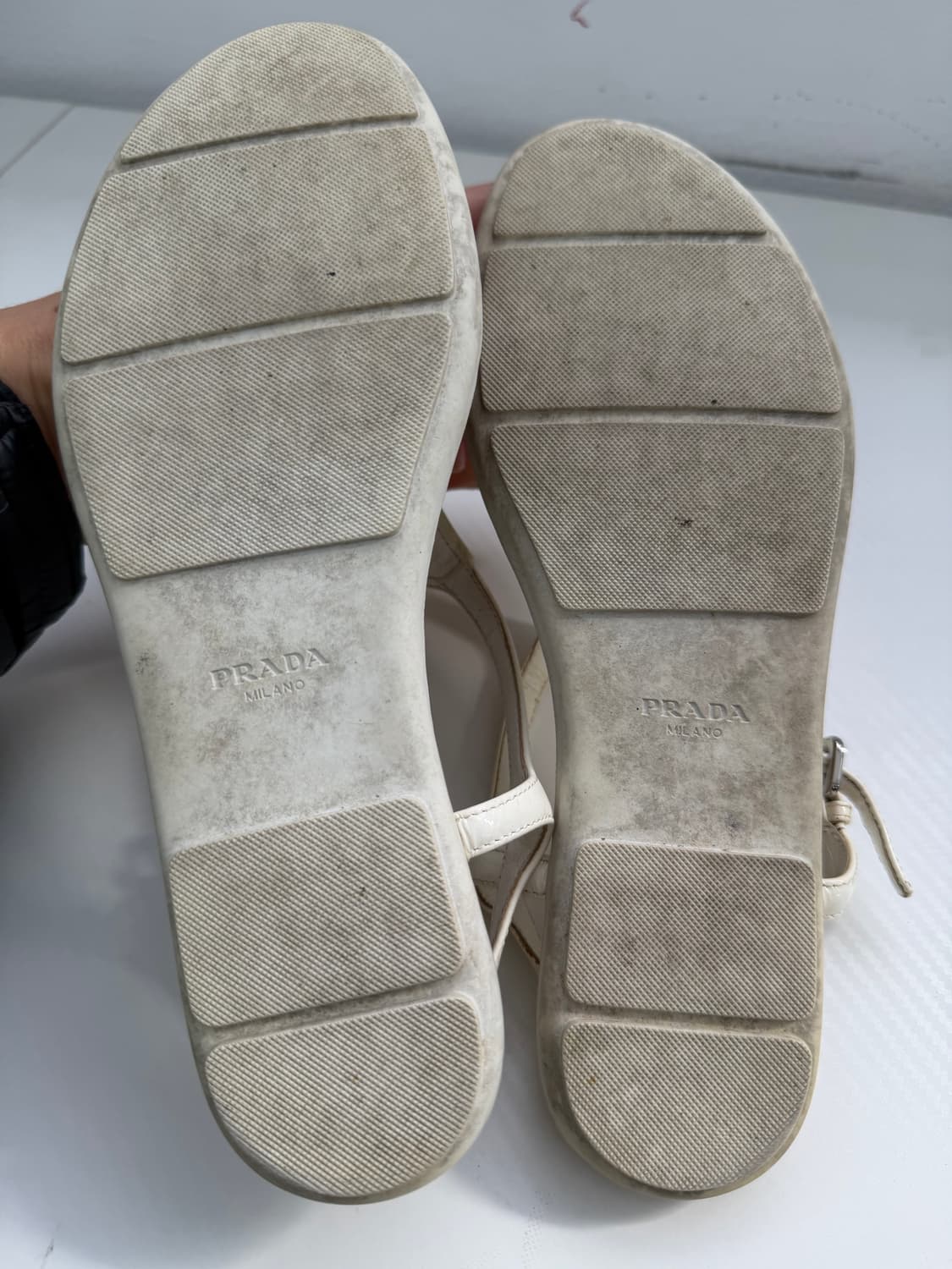 정품) 프라다 삼각로고 화이트 쪼리 샌들 37 상품이미지9