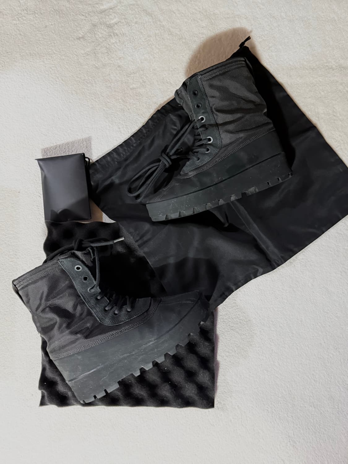 칸예 아디다스 이지 950 블랙 상품이미지1