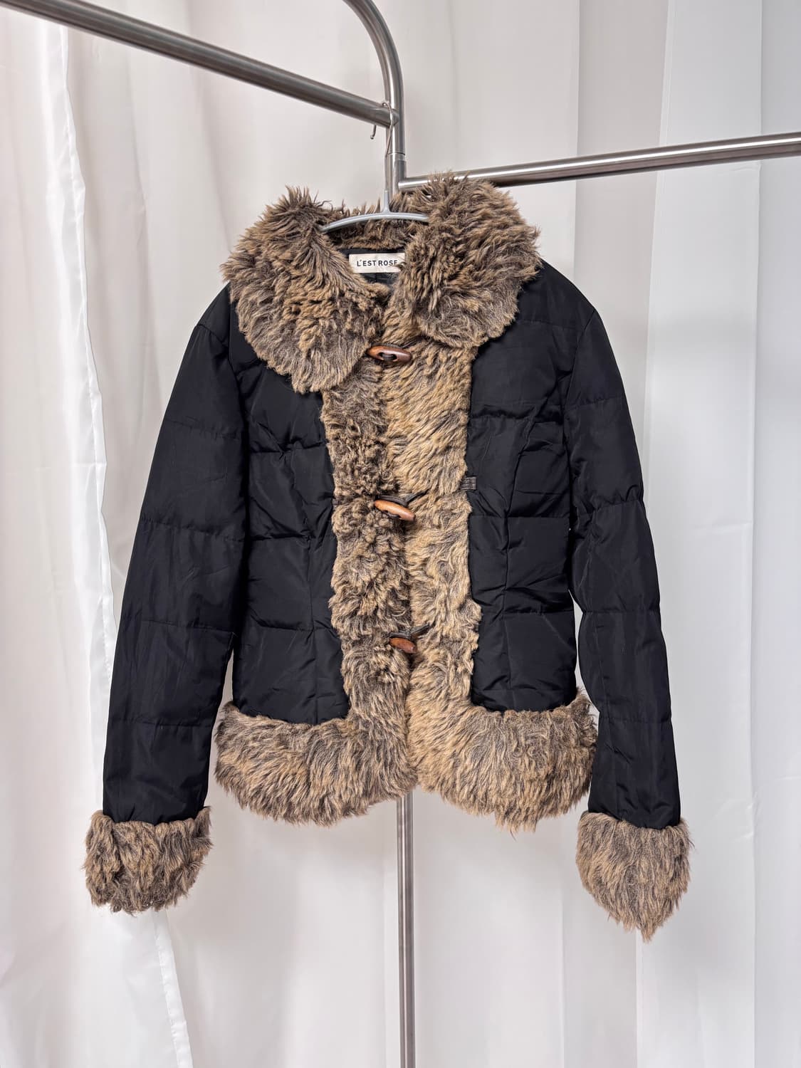 L'est Rose 버키 퍼 배색 토글 패딩 상품이미지4