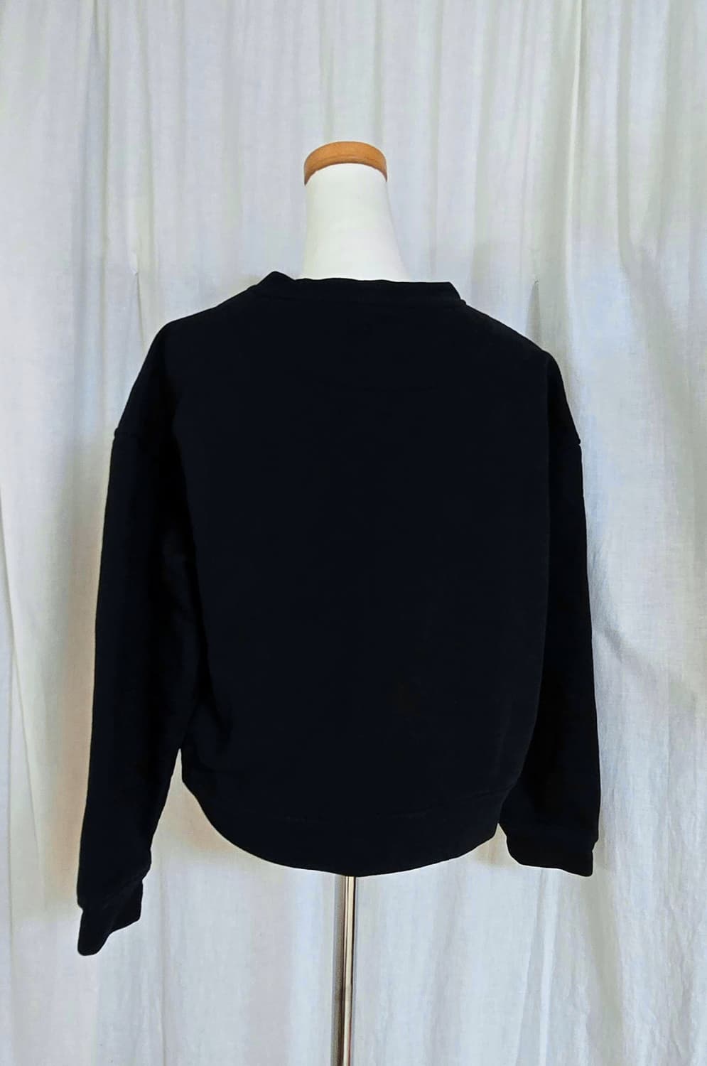 게스 GUESS  크롭핏 맨투맨 블랙 S 상품이미지2