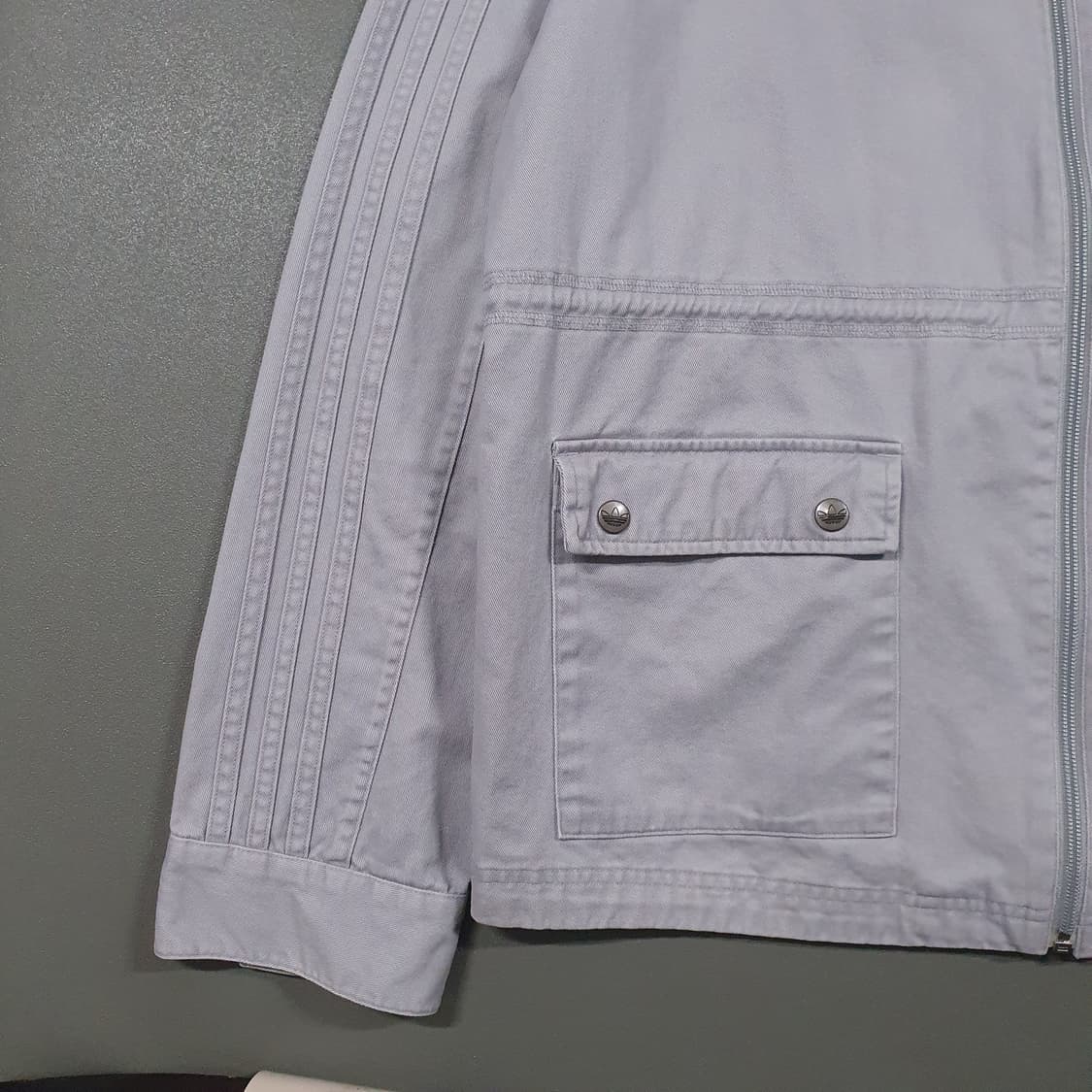 105 (XL) 아디다스 올드스쿨 그레이 삼선 나일론 포켓 사파리 자켓 상품이미지3