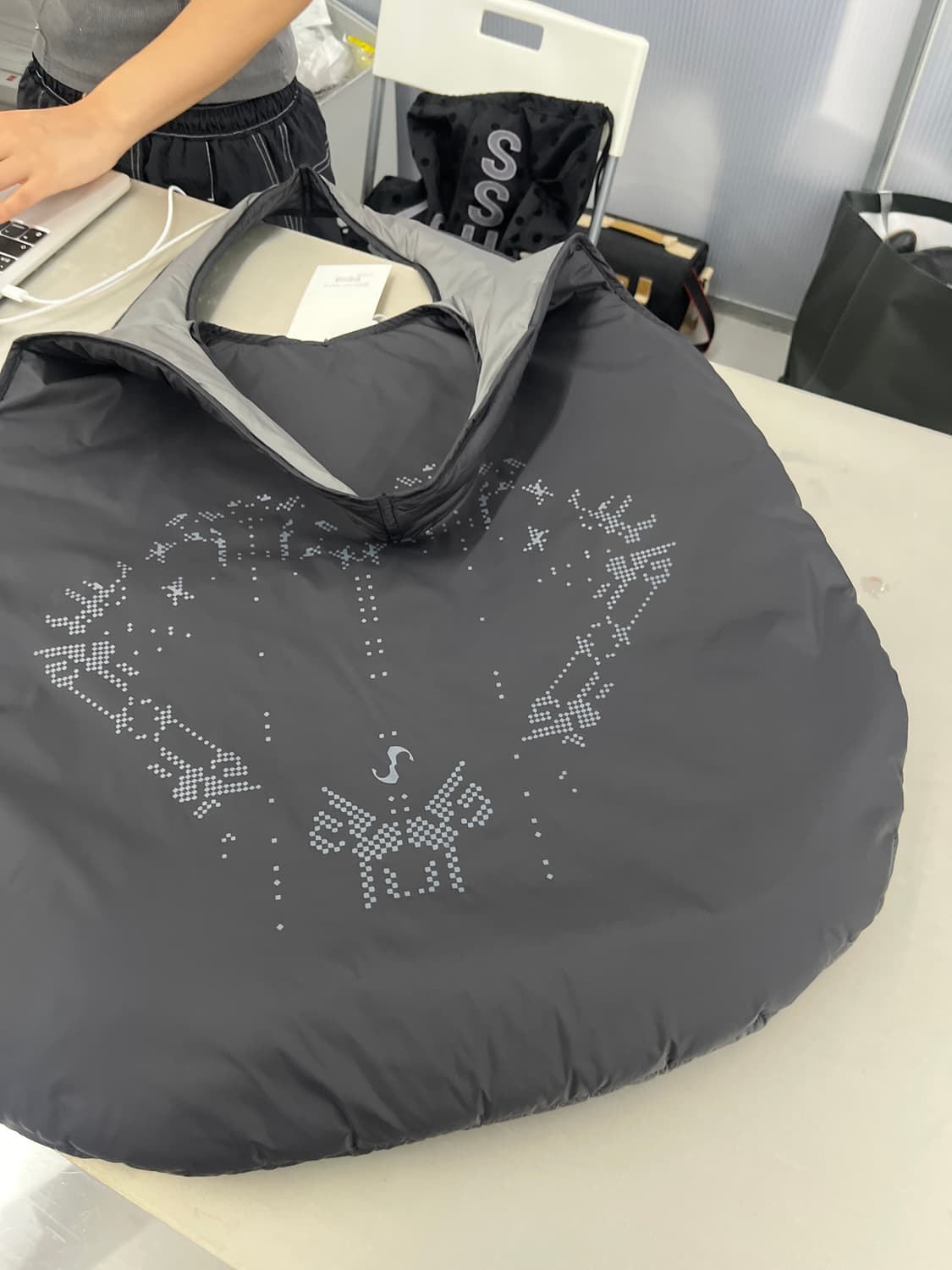 Ojos 오호스 리버시블 그래픽 패디드 빅 백 가방 상품이미지1