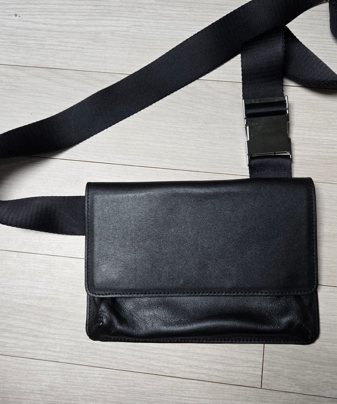 MIM밈더워드로브 레더 홀스터백 상품이미지1