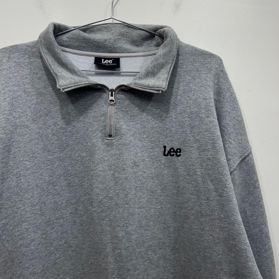 Lee 스몰 자수로고 하이넥 반집업 맨투맨 상품이미지1