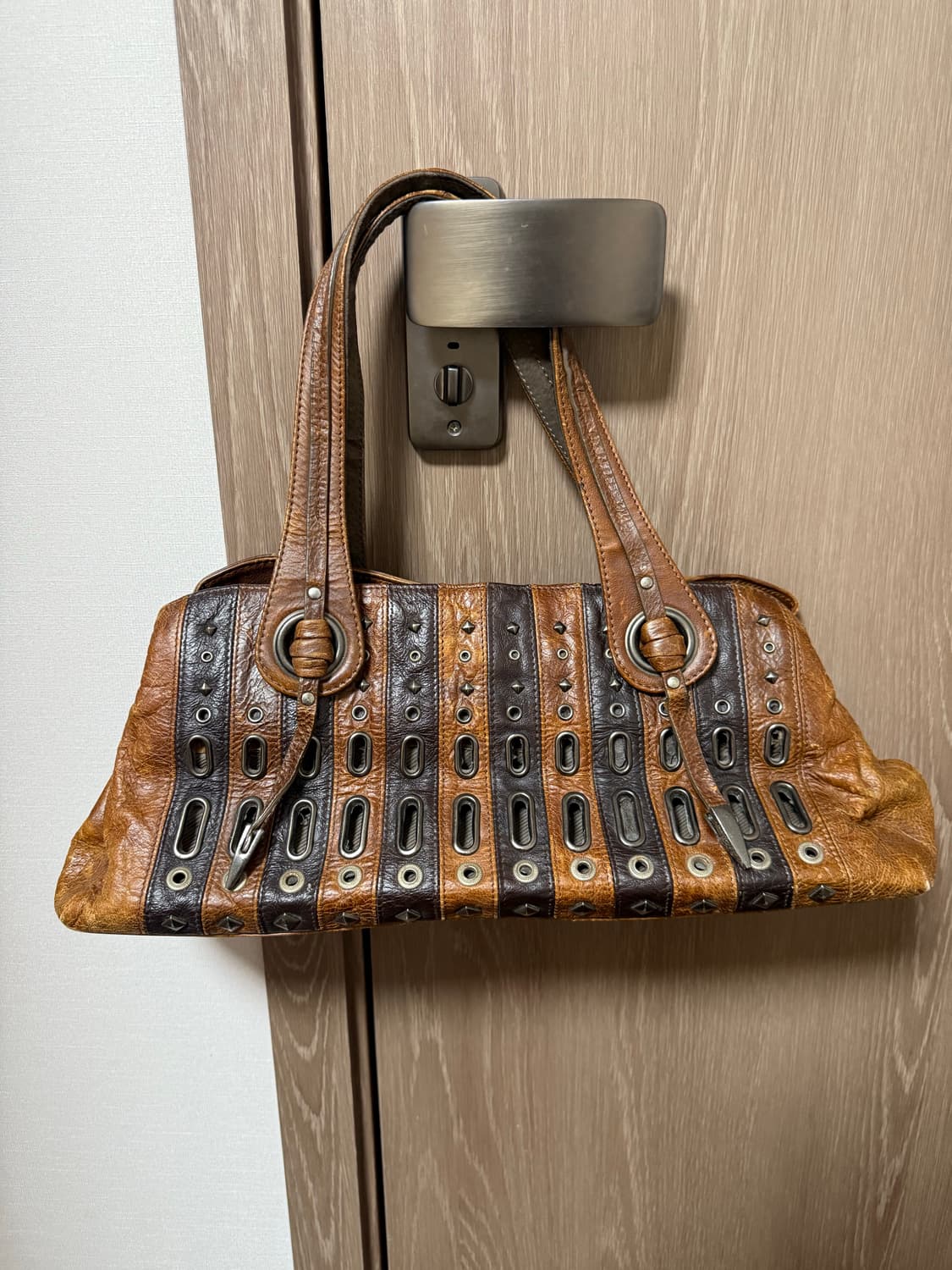 브라운 포 레더 디테일 숄더백 상품이미지1