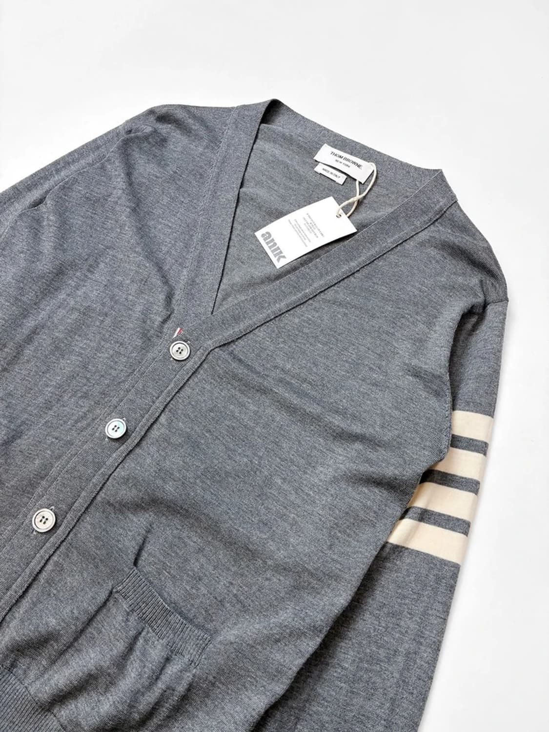 톰브라운 시그니처 사선 완장 V넥 울 니트 가디건 PN5233 상품이미지3
