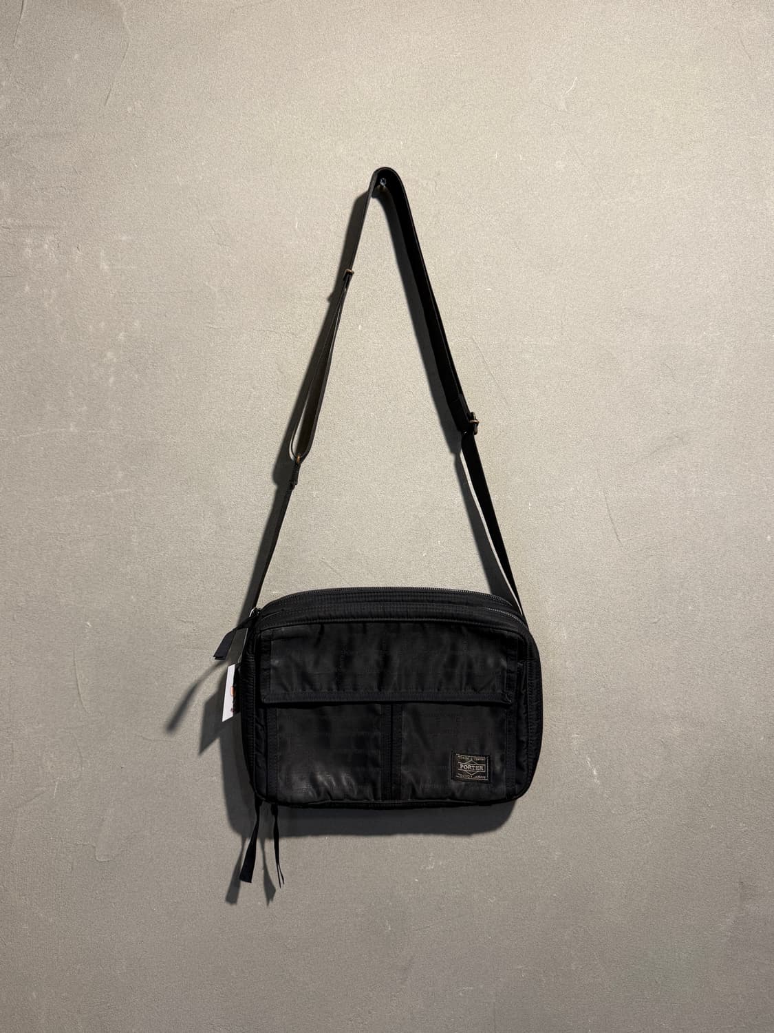 요시다포터 블랙 스퀘어 모노그램 크로스백 상품이미지1