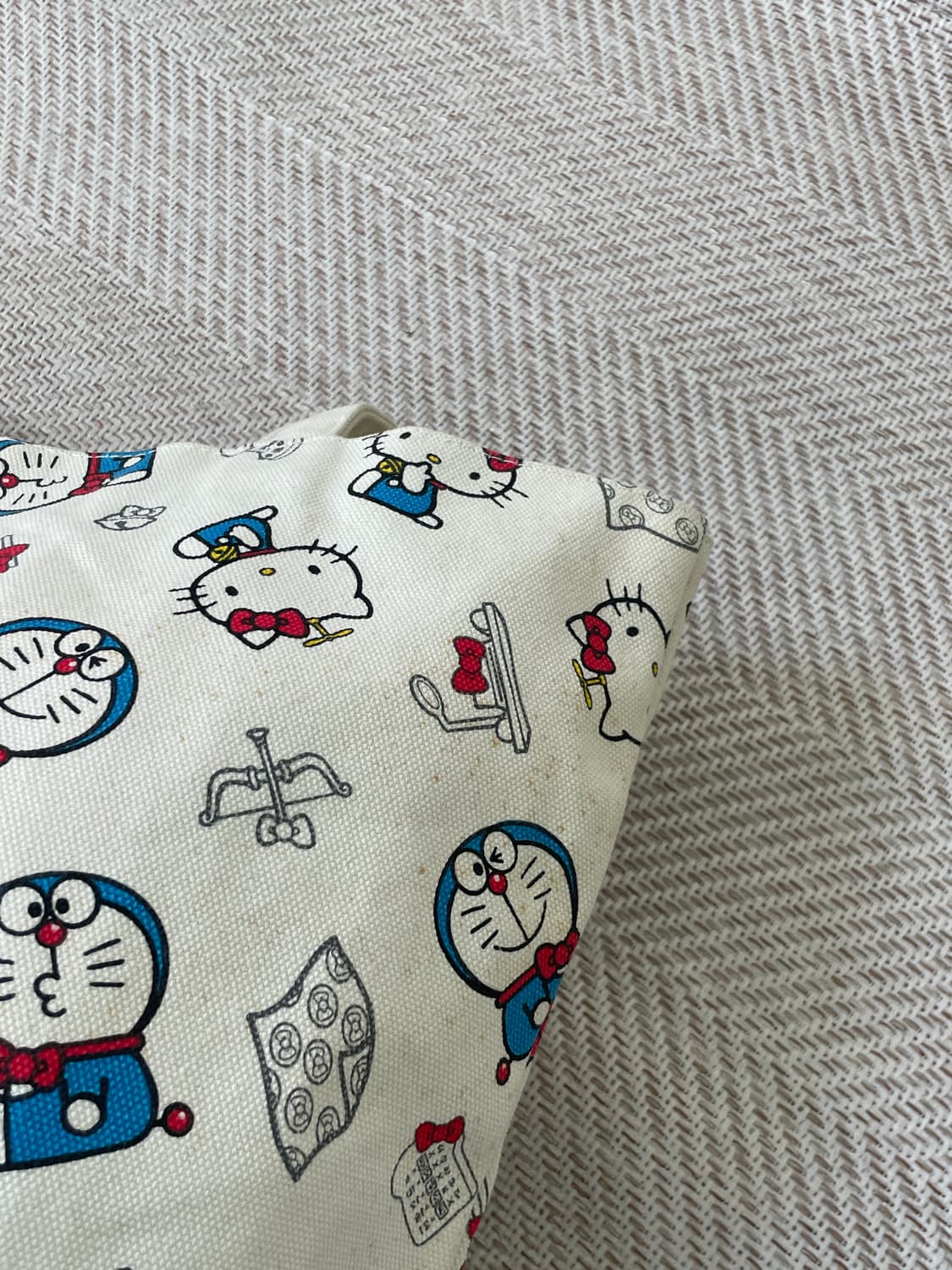 헬로키티 x 도라에몽 올오버 캐릭터 프린트 캔버스 토트백 J04172 상품이미지7