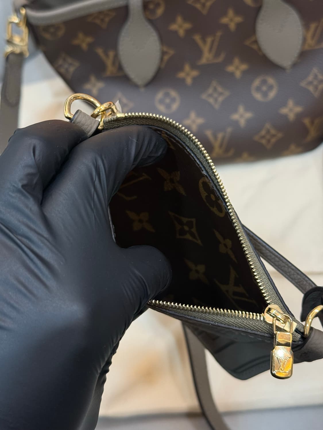 루이비통 모노그램 반둘리에 네버풀 인사이드아웃BB 상품이미지4