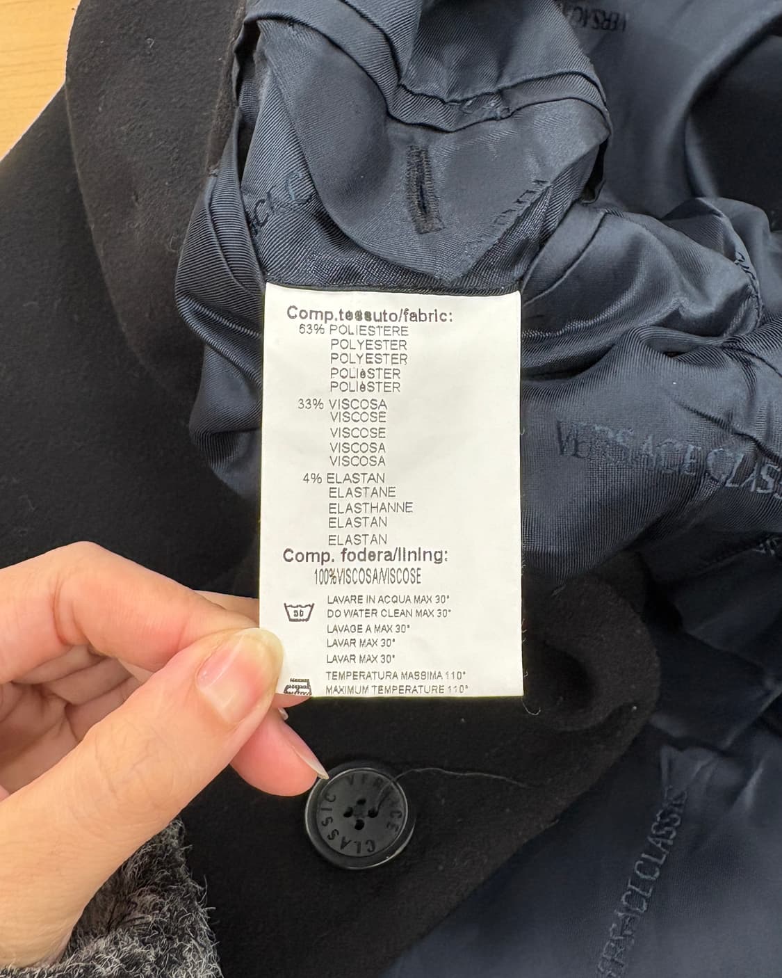 베르사체 클래식 블랙 히든버튼 폴리 코트 상품이미지8