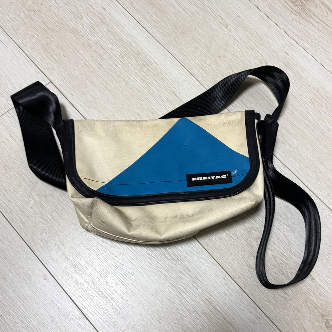 프라이탁 하와이파이브오 흰/파 상품이미지1