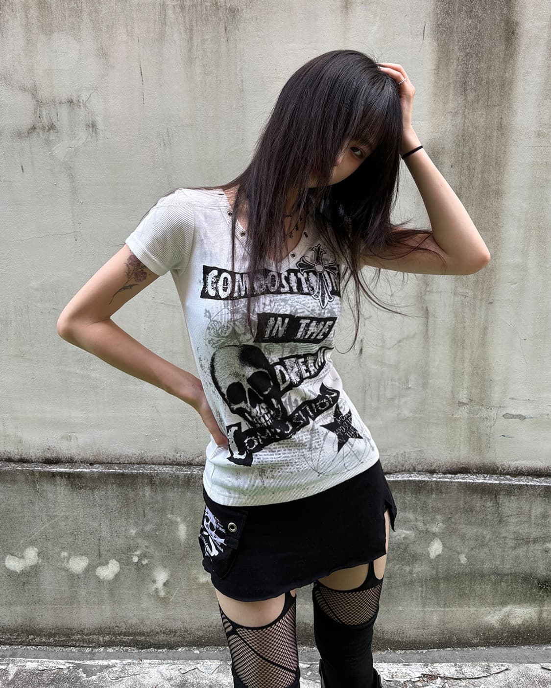 Punk Skull Cross Stud V-Neck Tee 상품이미지4