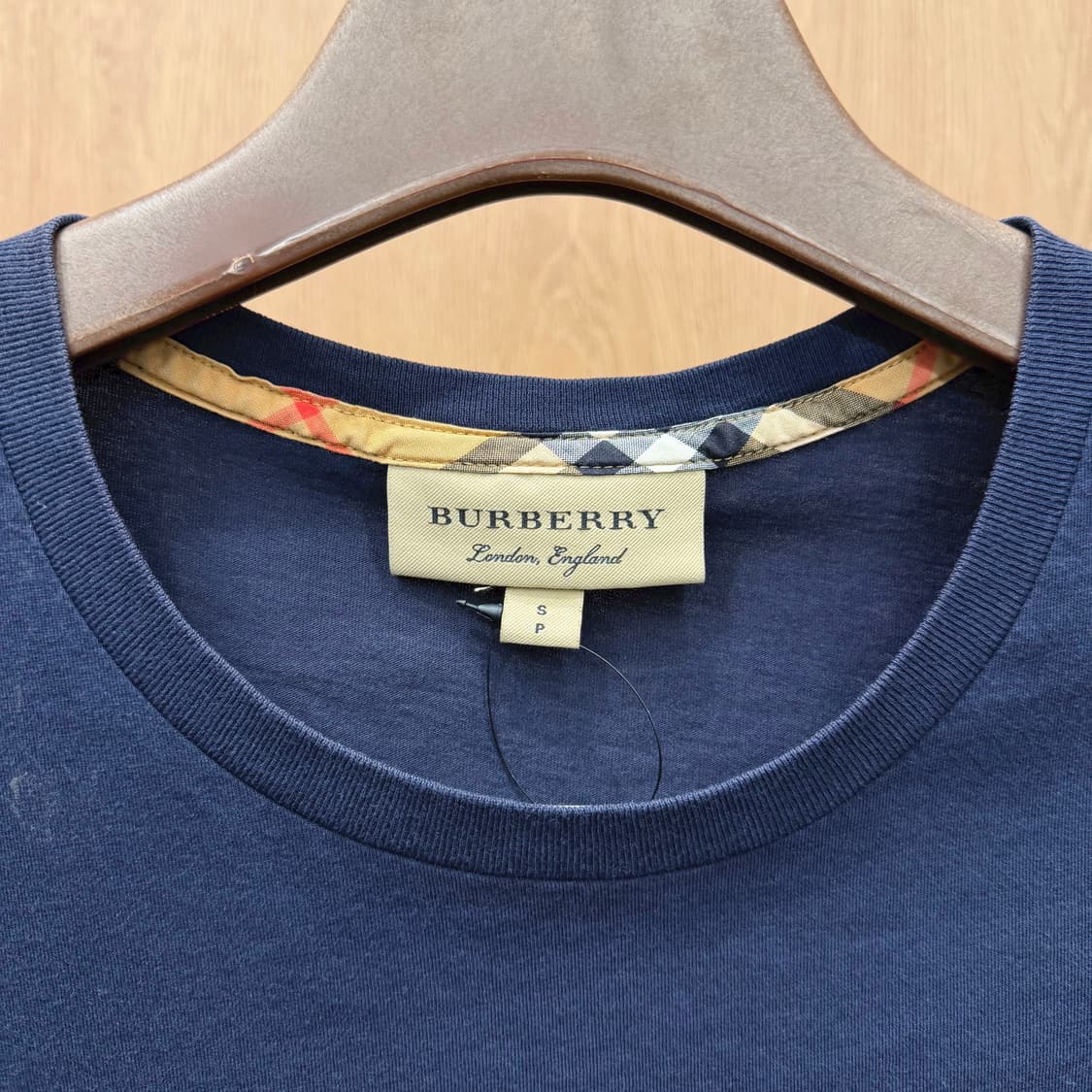 버버리 런던 반팔 티셔츠 라운드넥 로고 자수 무지 디테일 레귤러핏 네이비 상품이미지6