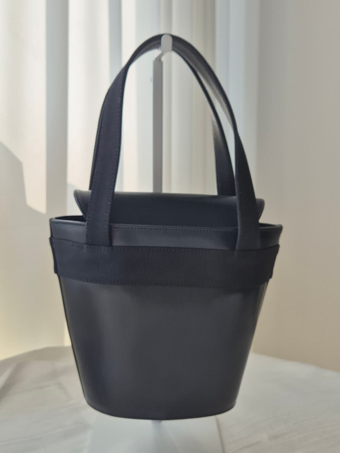 [정품] 페라가모 바라 리본 블랙 버킷백 토트백 상품이미지5
