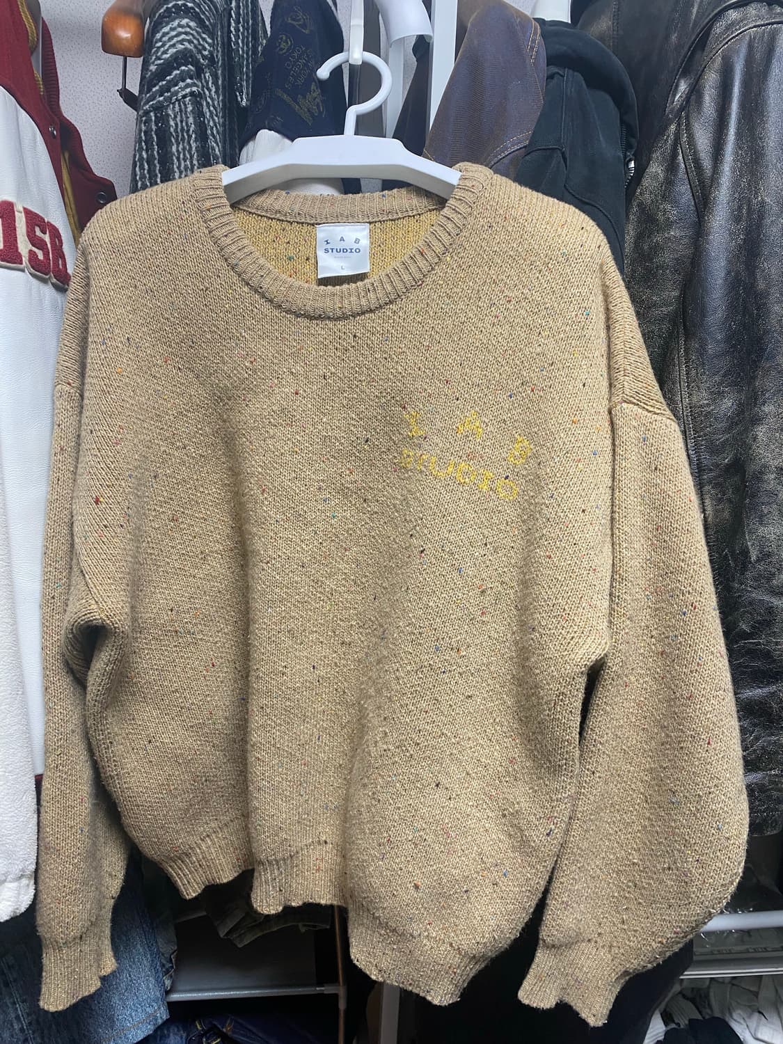 아이앱스튜디오 새들러하우스 니트 상품이미지1