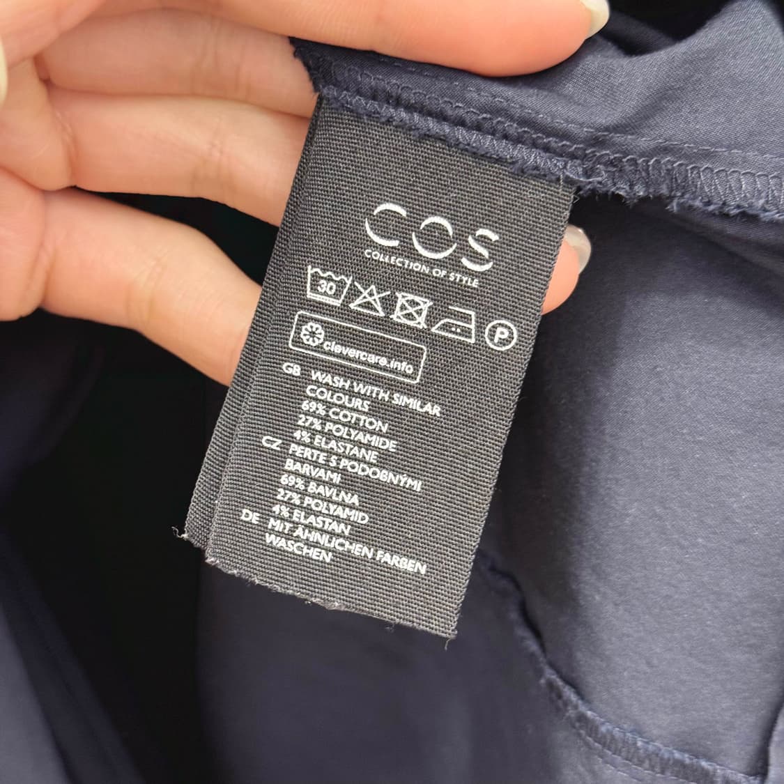 코스 미니멀 드레이프 넥 긴팔 블라우스 백지퍼 디테일 네이비 상품이미지8