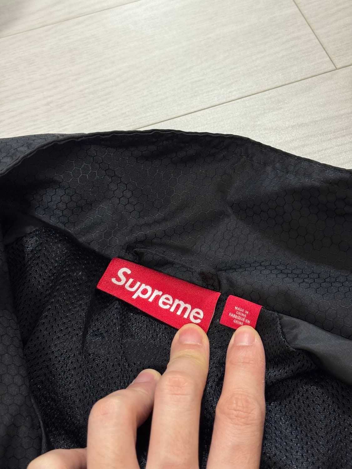 [L] 슈프림 24fw 리플렉티브 파이핑 풀오버 블랙 색상 상품이미지5