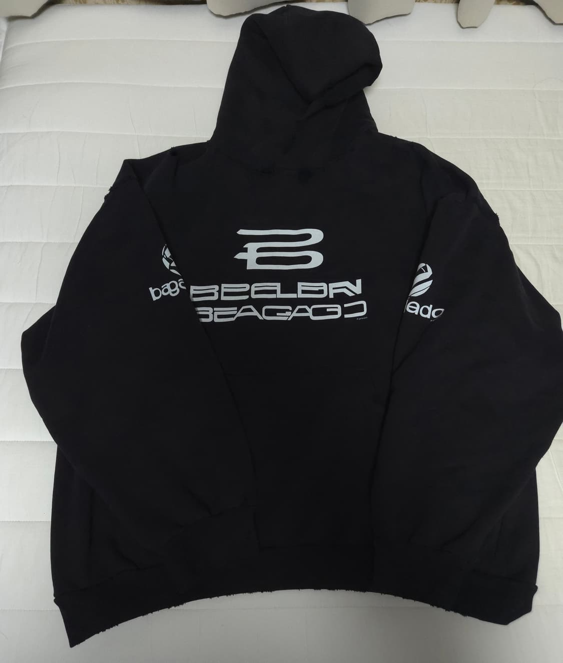 발렌시아가 제네레이트 로고 후드 티셔츠 긴팔 티 블랙 화이트 상품이미지5