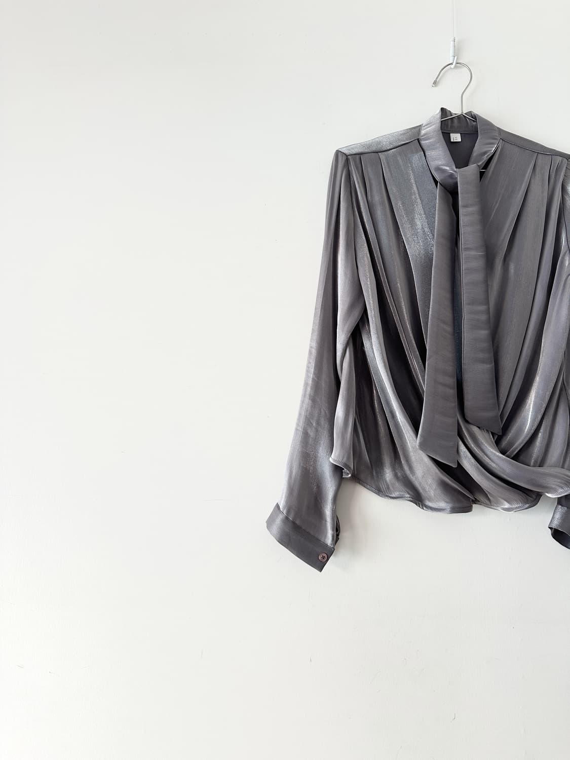 Twist choke glossy blouse 상품이미지2