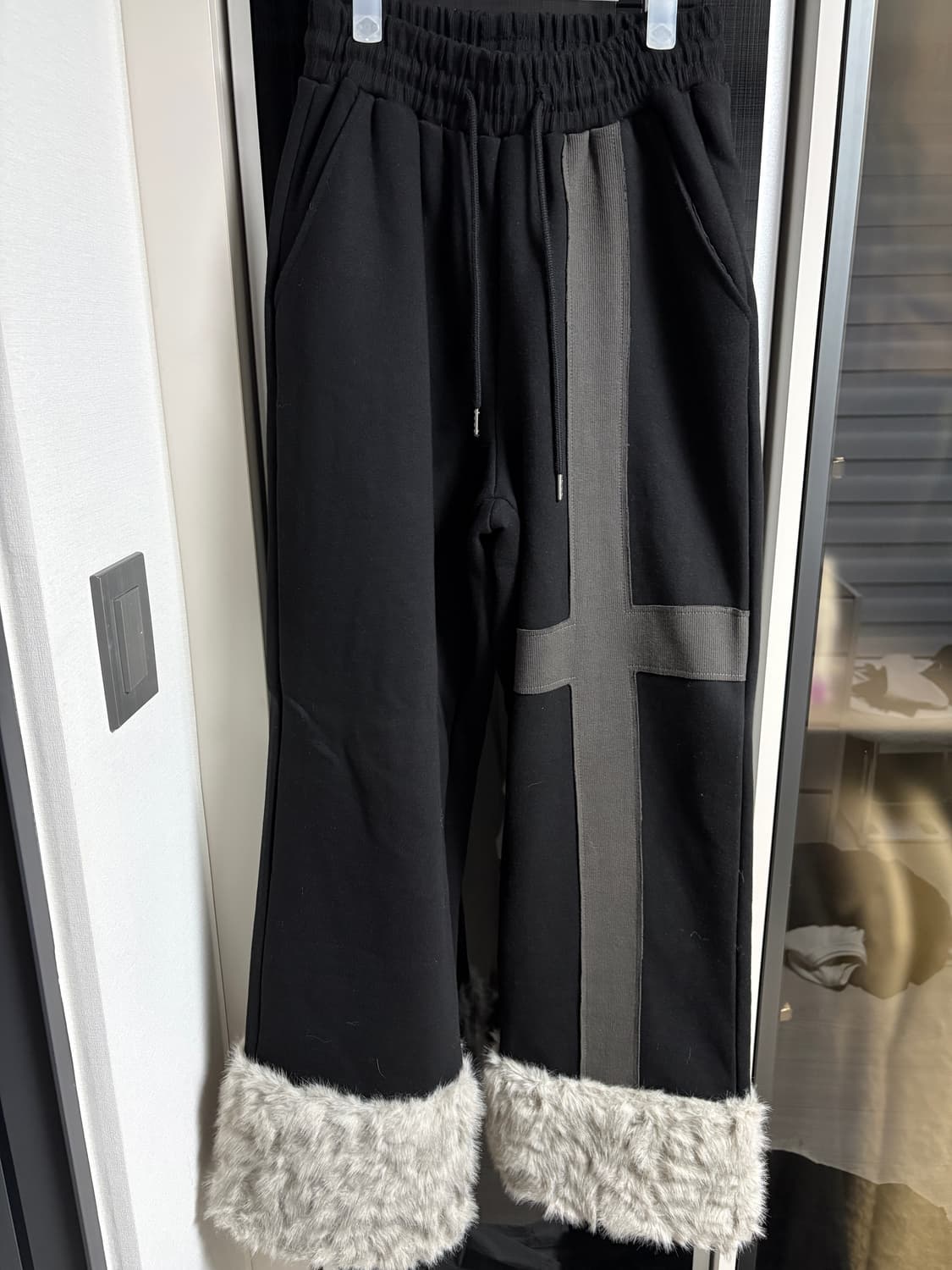 러브이즈트루 FUR TRIM 퍼 트레이닝팬츠 블랙 상품이미지2