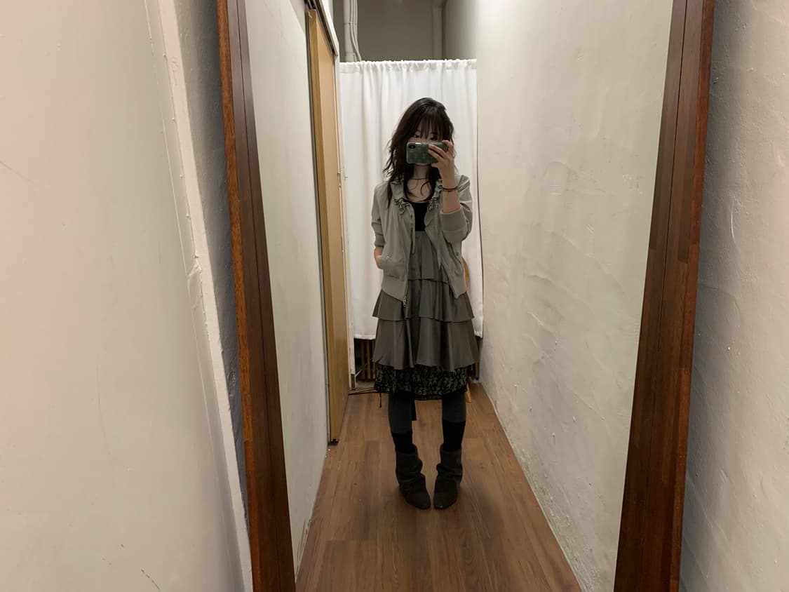 띠어리 슬리브리스 미니 원피스 러플 레이어드 디테일 블랙 카키 상품이미지1