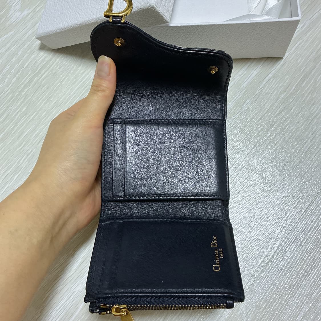 디올 오블리크 새들 로투스 3단 반지갑 상품이미지3