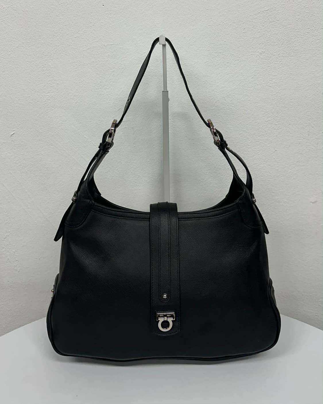Salvatore Ferragamo Leather Shoulder Bag 상품이미지1