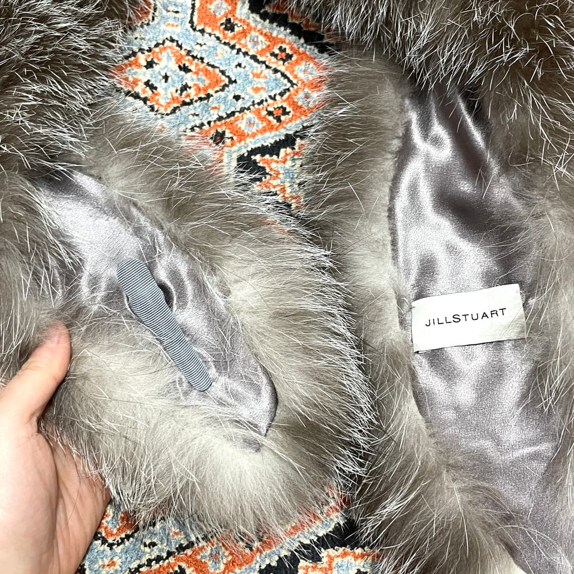 질스튜어트 브라운 폭스퍼 숏 머플러 상품이미지4