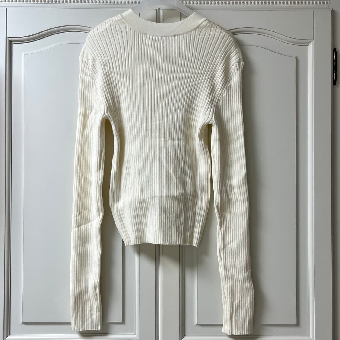 실사O) 이안조 DEEP HENLEY NECK RIBBED KNIT 상품이미지4