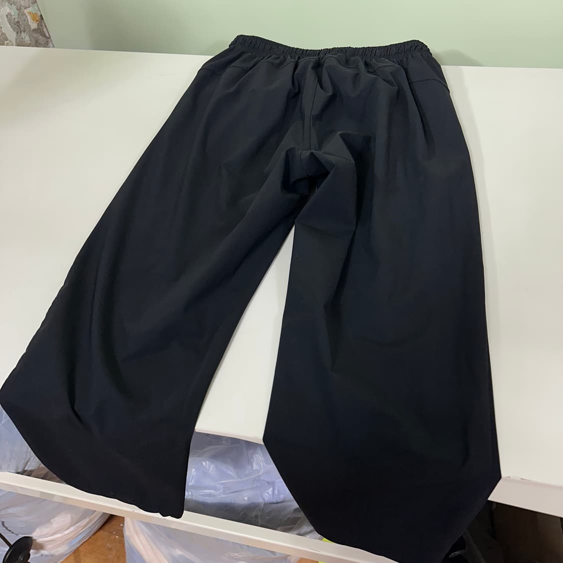 95 M 헤지스 블랙 슬림레귤러핏 기본로고 밴딩 나일론팬츠 상품이미지4