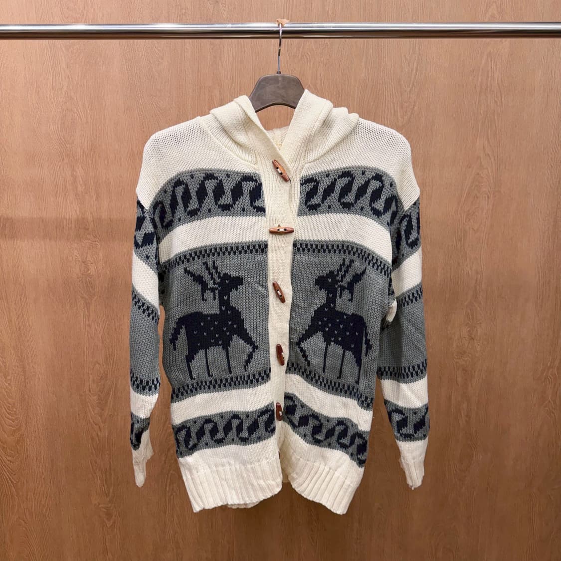 빈티지 후드 니트 가디건 사슴 자카드 패턴 우드 토글 디테일 아이보리 상품이미지2