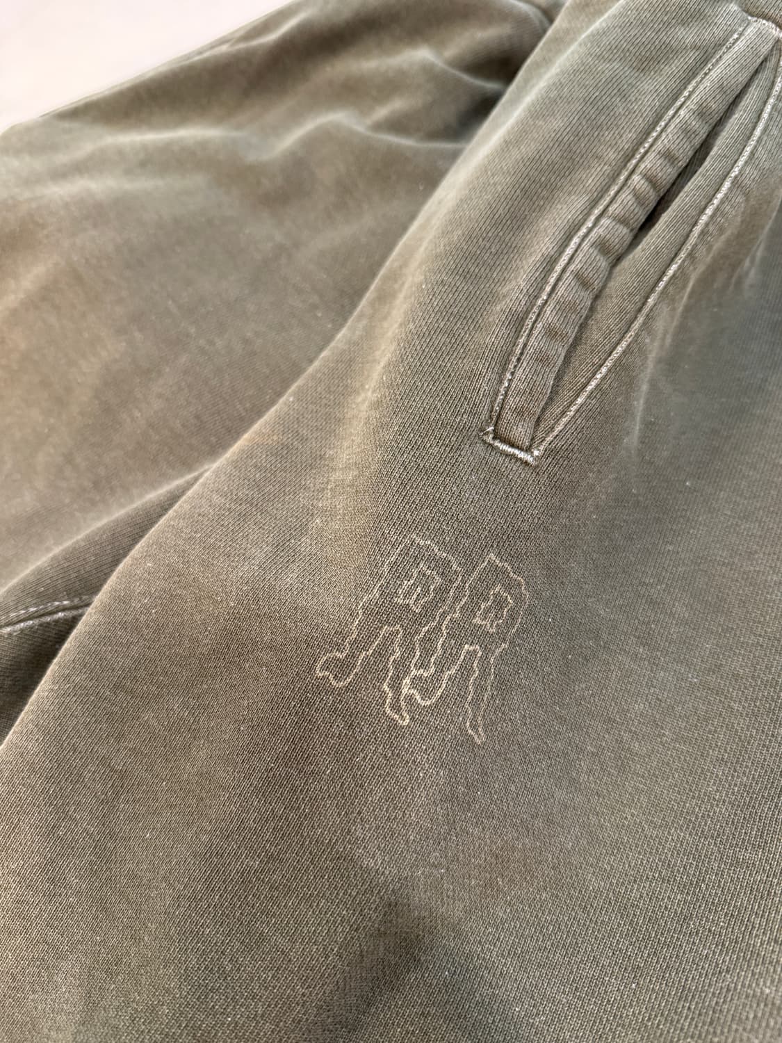 에센스룸 블라인드파일즈 스웻팬츠 올리브 L(32-34) 상품이미지2