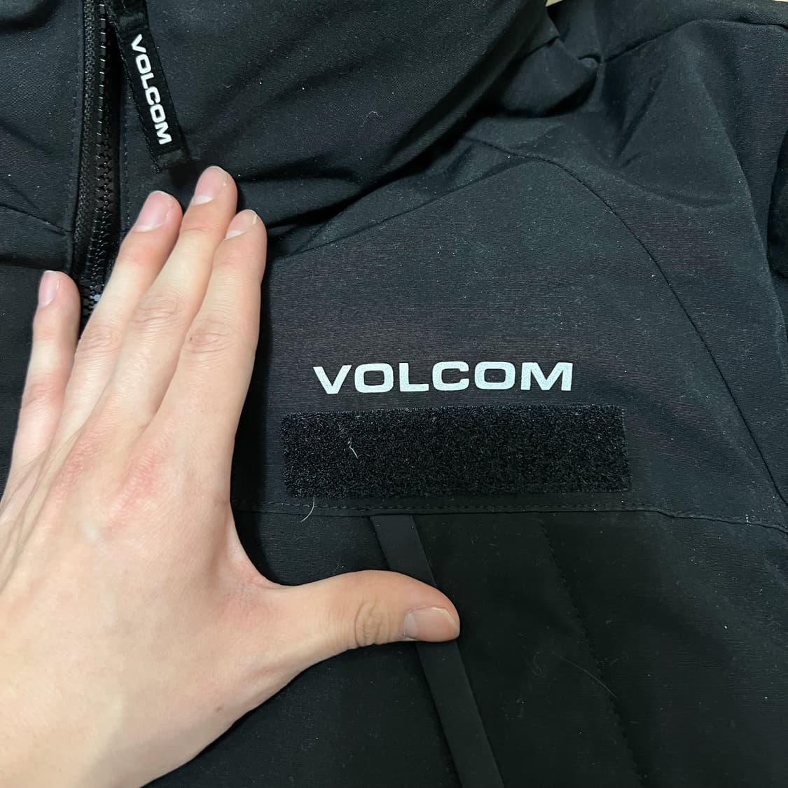 볼컴 남성 로고 와펜 덕다운 후드 패딩 XL/105  상품이미지5