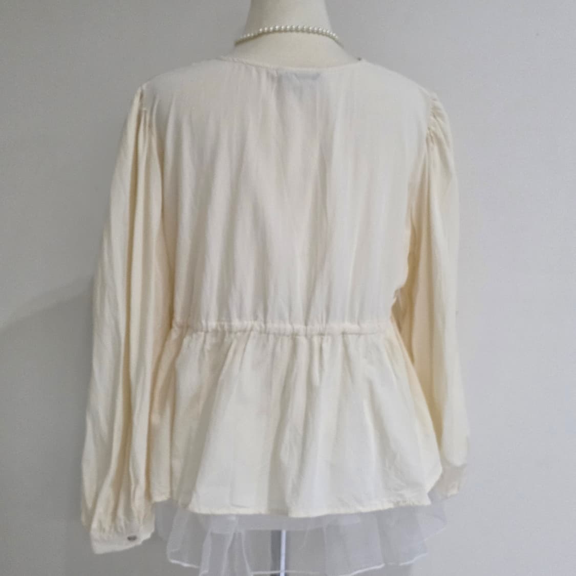 하구미 모리걸st 아이보리 레이스 셔링슬리브 블라우스 상품이미지3