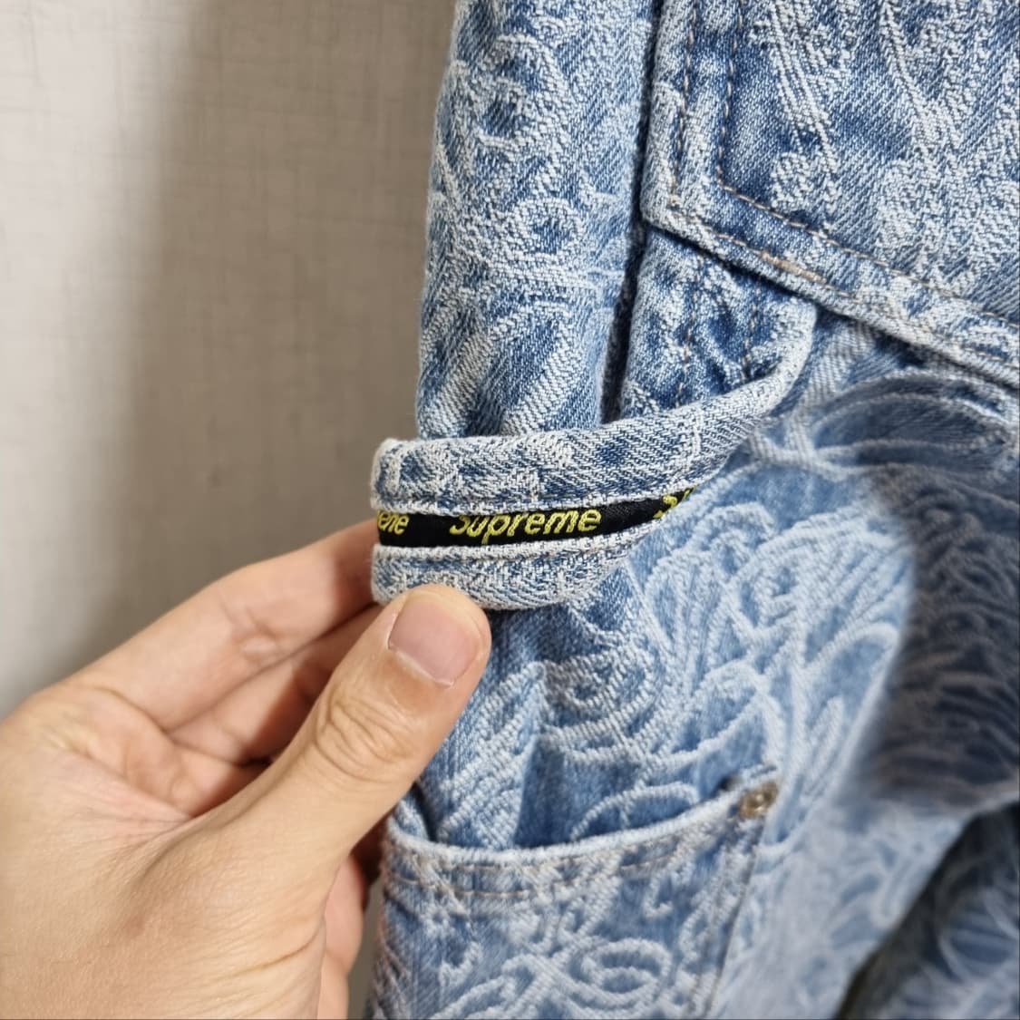 슈프림 올오버 로고 데님 팬츠 상품이미지3