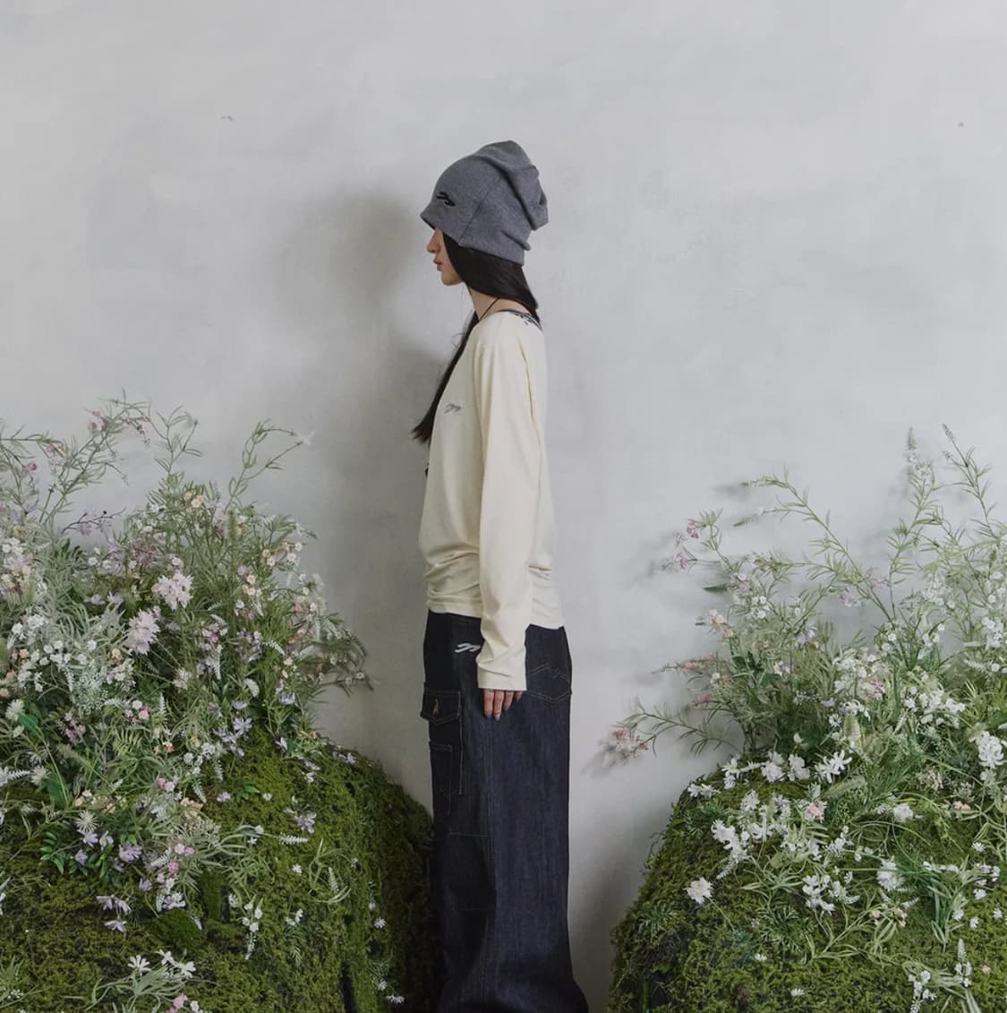 송이송이X탄산 마그네슘 로고 드레이프 비니 (차콜) 상품이미지1